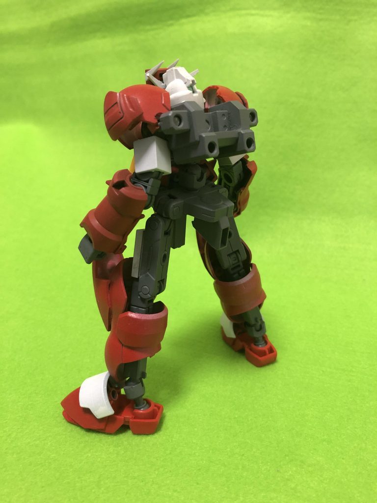 背後。前作「ノーマルジャケット」に比べ、とてもマッシブな体型になりました。フレームは全く同じなんですが。不思議。