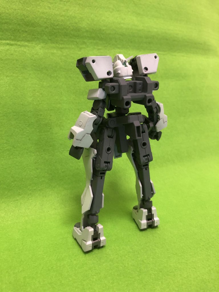 背面。ちょっとガンダムフレームっぽさもありますね。