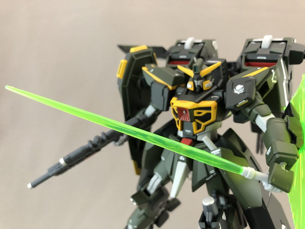 ちなみに、腰のスラスターユニットにある灰色の棒状のパーツはビームサーベルになっていて取り外し可能です。