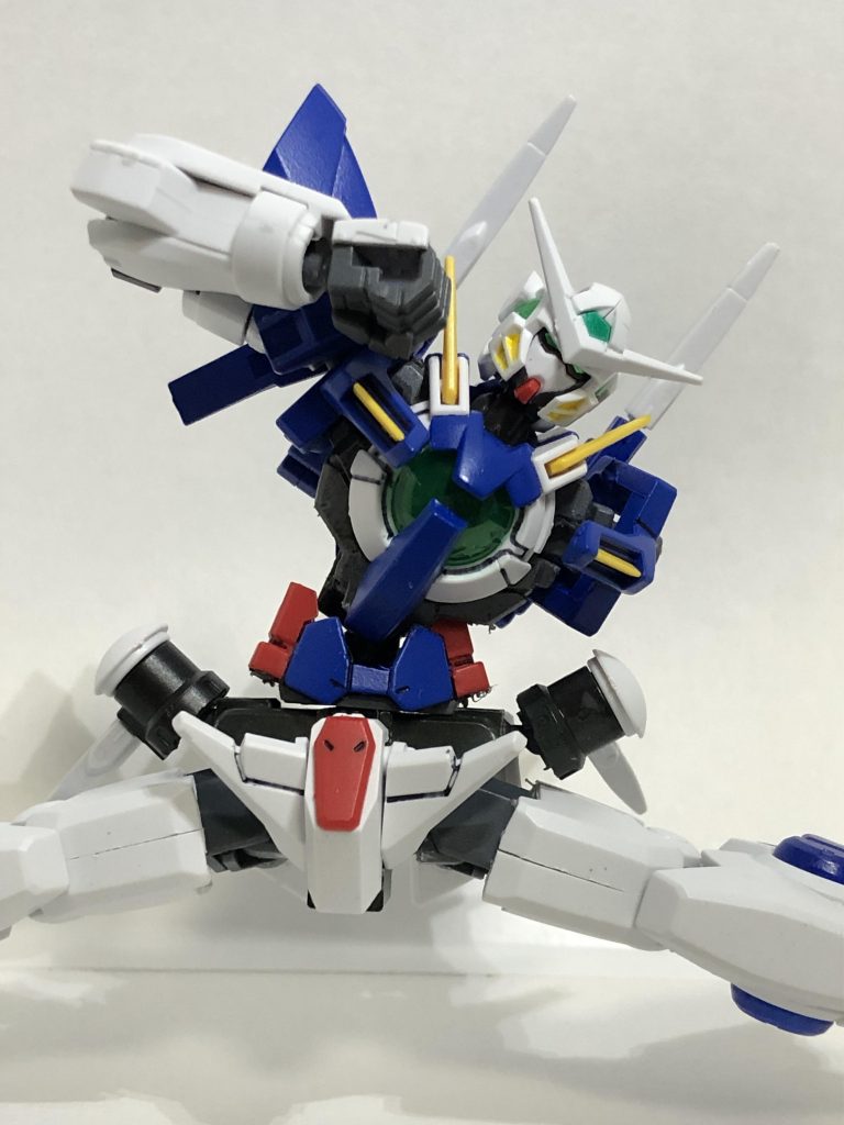 さっきからグネグネ動いている上半身は、本来のエクシアのパーツを分断し、胴体との接続にボールデンアームズを使用、干渉箇所を削る事で前後左右へ広く傾けることが出来るようになりました。