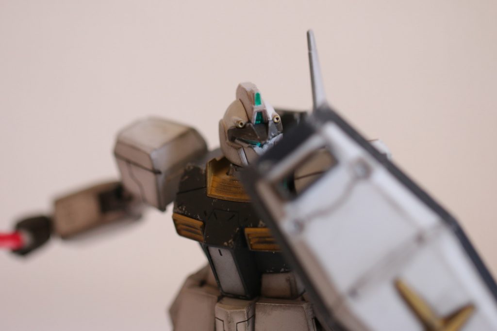 【バストアップ】
臨戦態勢。最近のHGは可動域が本当に優秀で、どんなプラモデルでも「それっぽい格好」が付けられます。
某家電屋で投げ売りされていたところを買ったんですが、やはり連邦の主力MSがベースなだけあって、カッコいい。