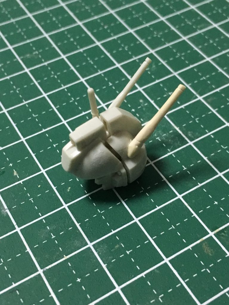 ロングアンテナをおゆまるとエポパテで複製してます。アンテナ跡の穴はパテ埋めしました。主な改造箇所は頭部だけで、あとはミキシングです。