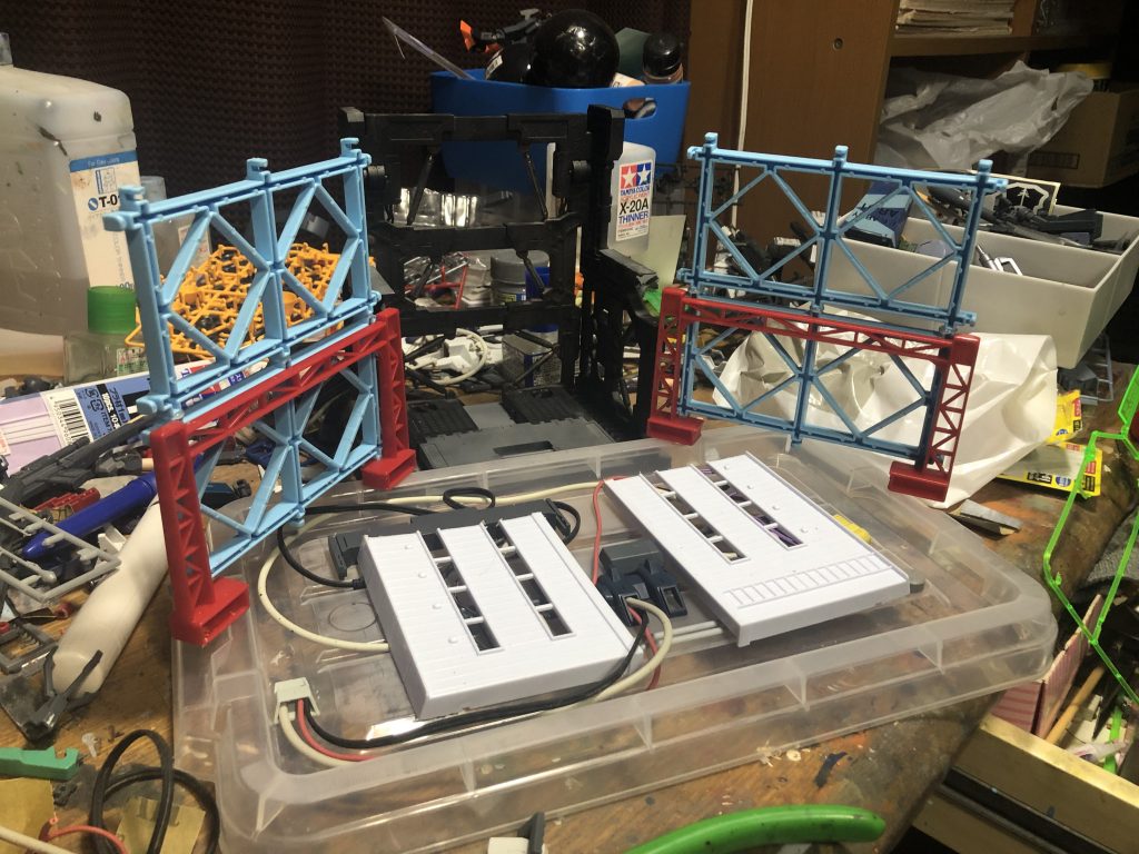 台座、プラレールのパーツやコードを敷き詰めて格納庫感を出してみました。