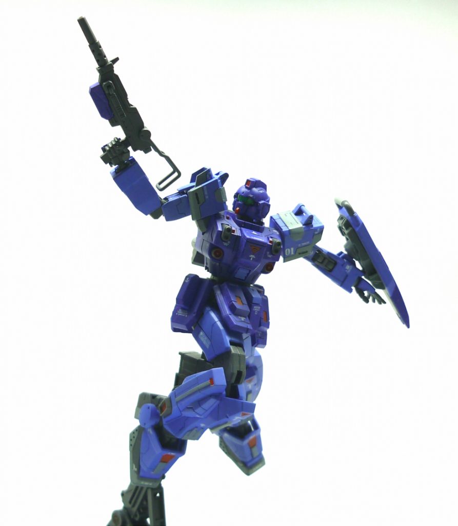 上空からの襲撃に応戦するブルー。