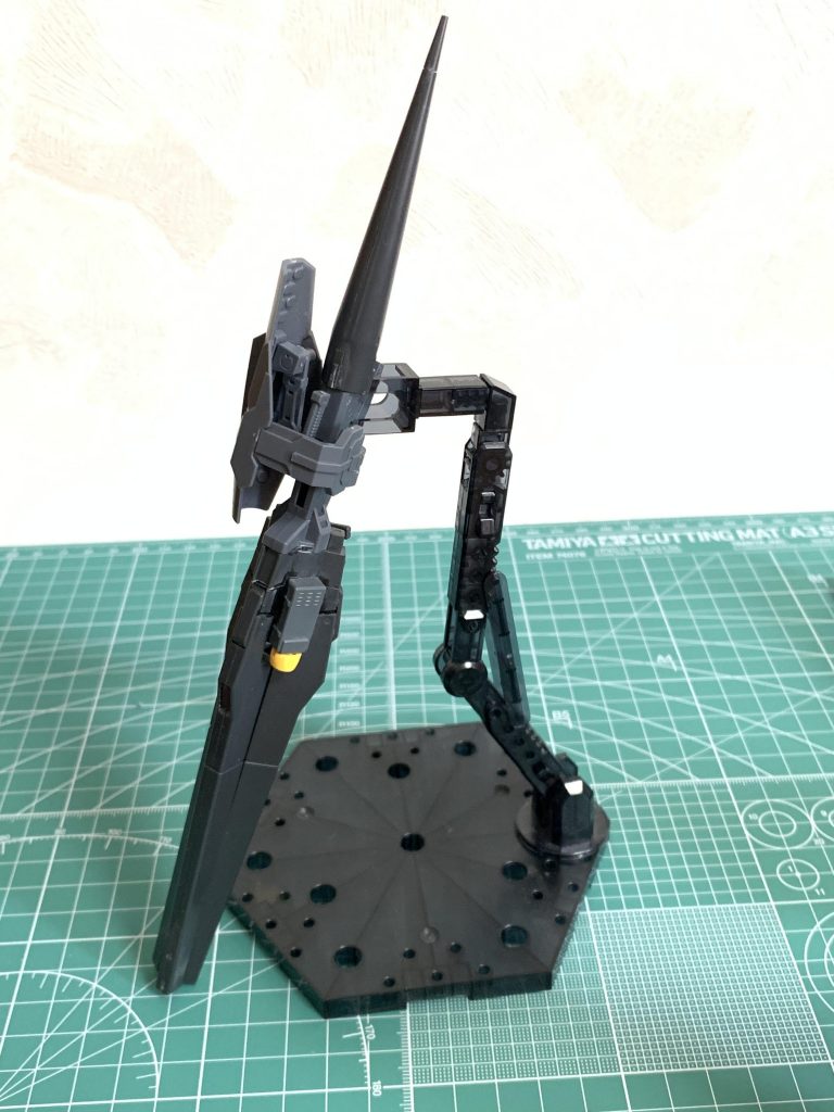 GNハイメガランチャー
GNZ-003ガデッサの装備していたGNメガランチャーを更に改良 より威力の高い砲撃を可能にしている。消費量が高いがバックパックに内蔵されている大型コンデンサーでカバーされている。