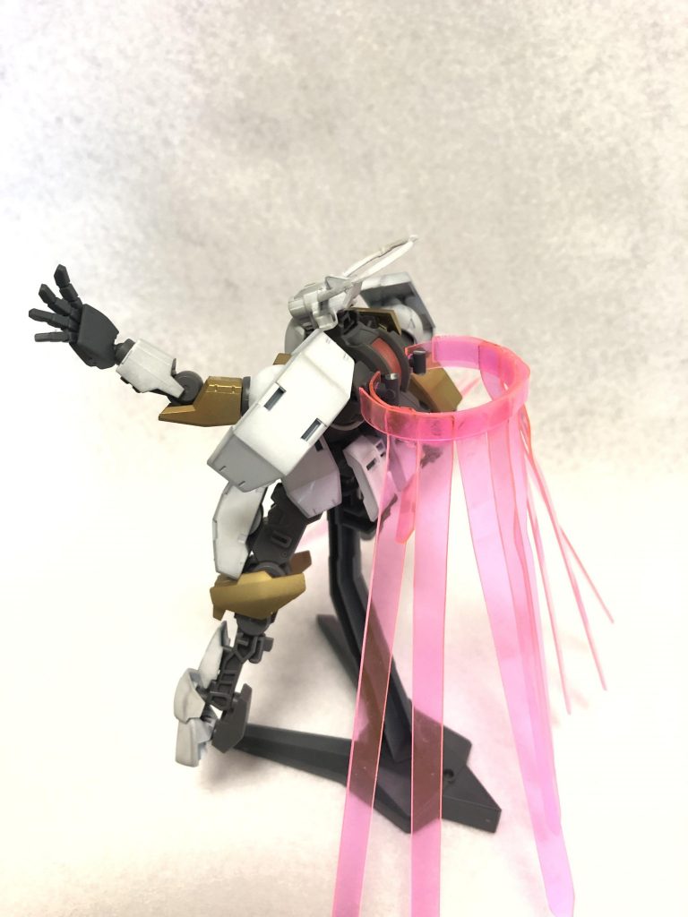 背面。マントはこのようになっていて、ランナーを差し込んで背中に固定しています。鎌とマントの素材は百均の下敷きです。