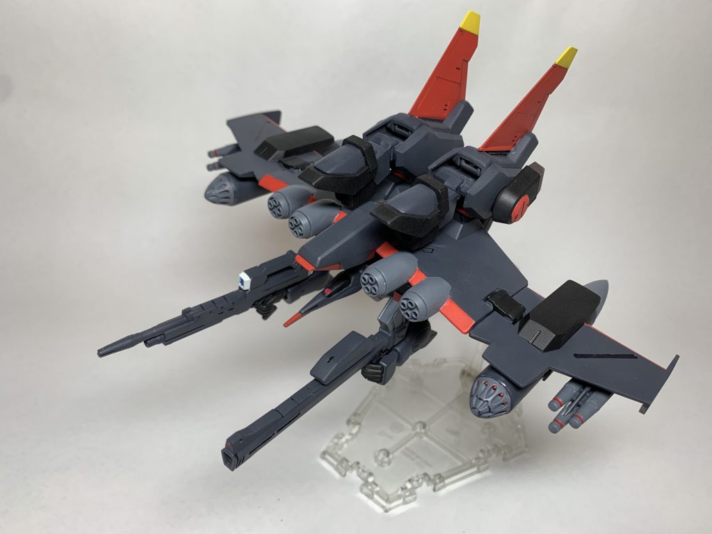 MA形態。
勿論ですが、差し替え無しで変形できます。
オリジナル要素として後頭部にもモノアイを付けて前方の視界を確保しています。
名前にある「レイ」はエイの英名ですが、変形した姿がエイに似ていることから名付けました。