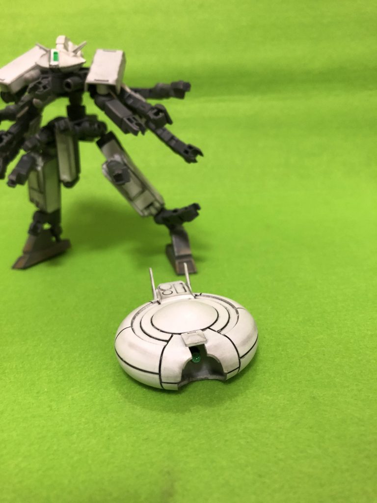 先行偵察機「マルモチ」。極めて広いレーダー半径と、本体との視覚共有による高い索敵性能を持ちます。本体はホバー移動で、ある程度の飛行も可能な設定です。
ただやはり武装は無く、自衛能力は皆無。