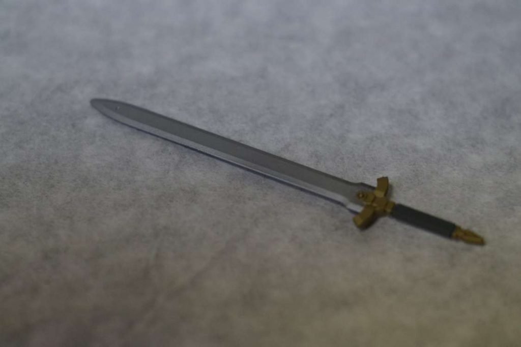 ナイトブレードです。
元は黒成形色1パーツなので、これだけ全面塗装しています。
クレオスのシルバー、ブラス、軍艦色2。