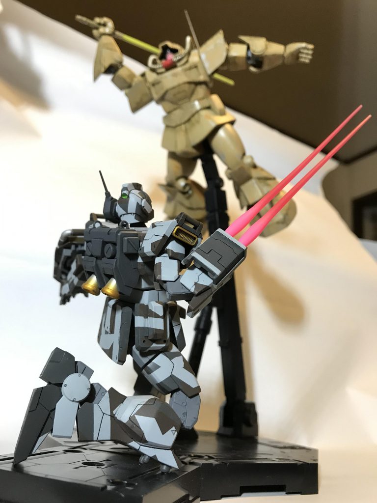 敵が奇襲をかけて来た時のイメージ。
こんな感じなら、サーベルを展開するだけだからすぐに対処できると思います。