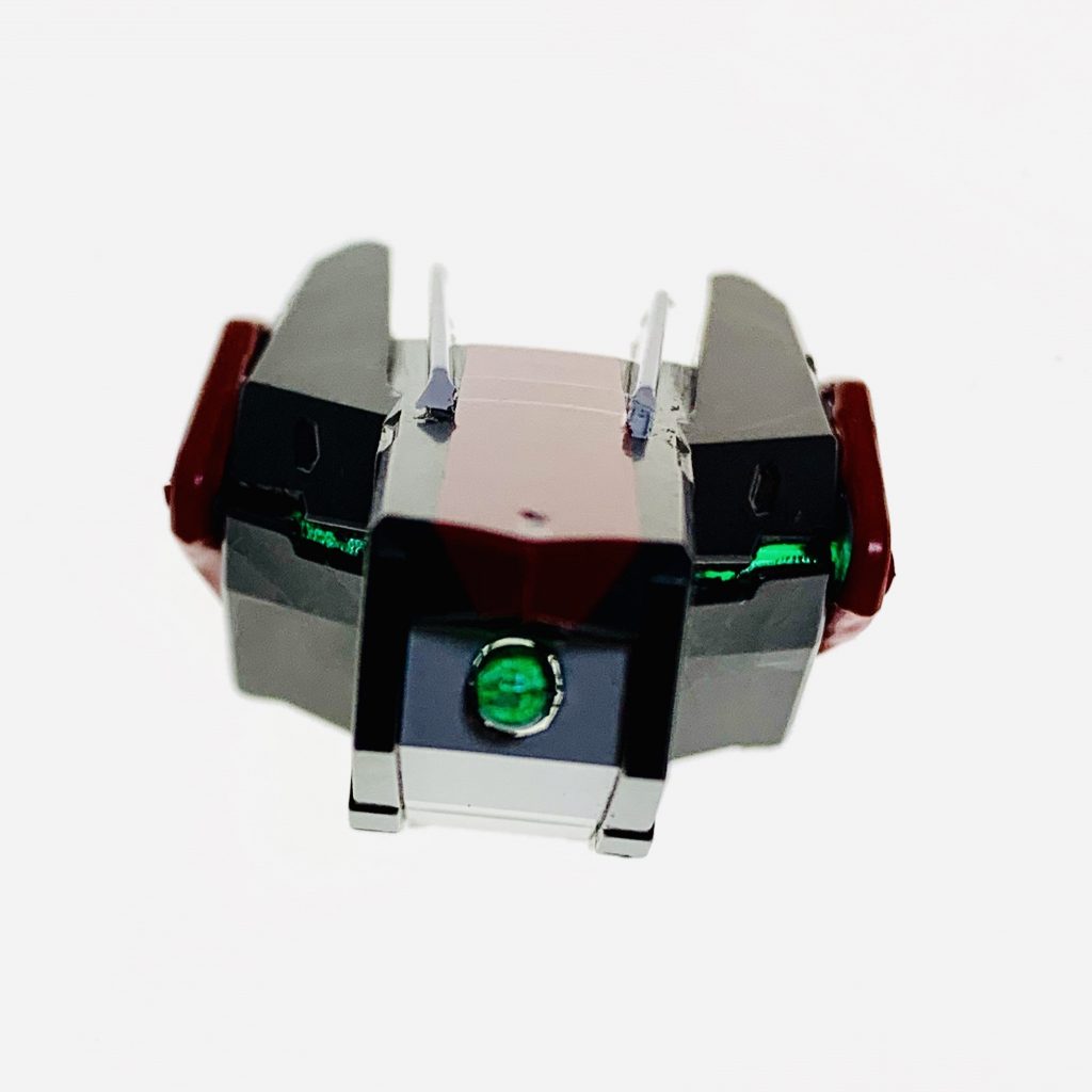 胸の追加アーマーは、すっごく分かりづらいけど、左右のモールドにもクリアパーツを埋め込んでいます。

ほか、紋章のデカールとか、ブースターの赤フィルム貼りとか初めての工程がありました。