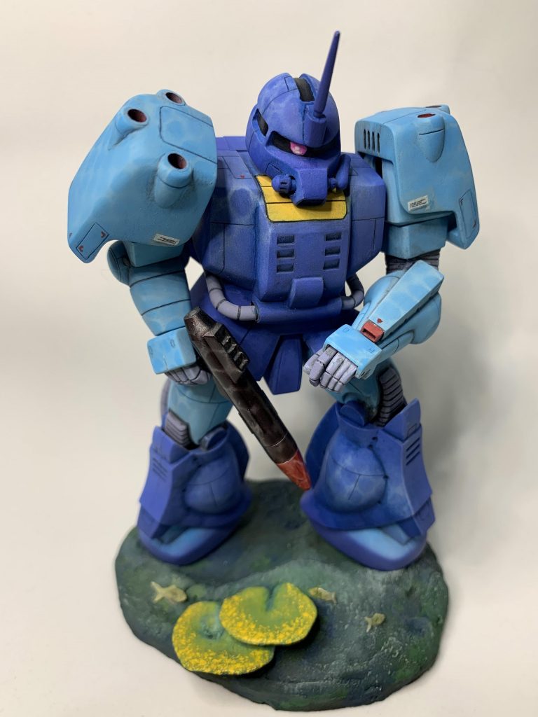 各関節は2mmのアルミ線で固定。
太腿から膝や左肘の関節カバーはエポパテ。
台座は軽量紙粘土、
珊瑚は関節で余ってしまったエポパテ、
魚は透明プラ板を魚型に切り出したものにUVレジンを厚みが出るように少しずつ盛って固めてを繰り返しました。