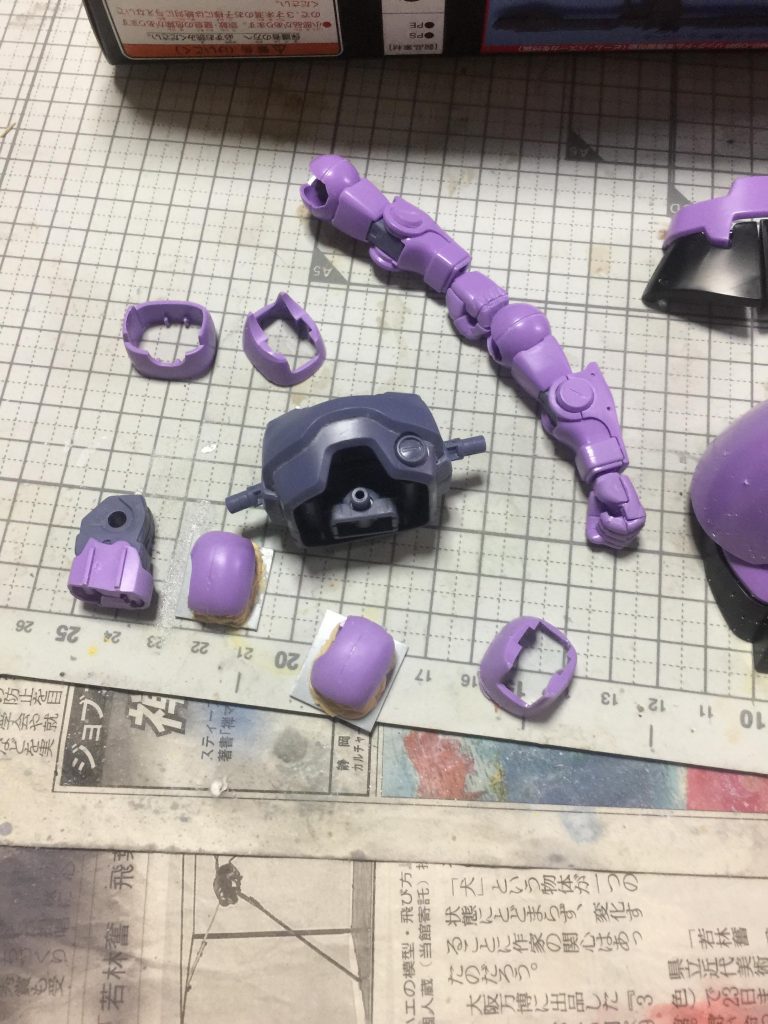 ドムの 太ももを プラモデル用
ノコギリで 切って プラ板で 2ミリ
延長して パテも使用しました。