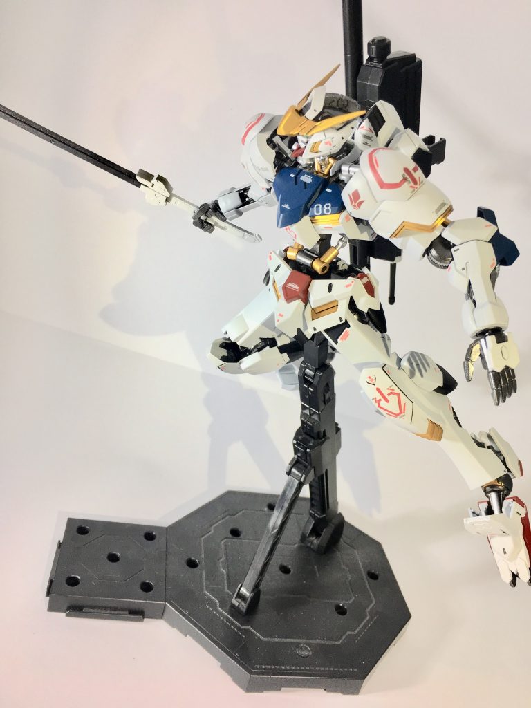 メイスではないですがmg バルバトスのCG画風に😌

太刀はhg クタン参型に付属するものの様に色分けがされてないので塗り分けが必要です。