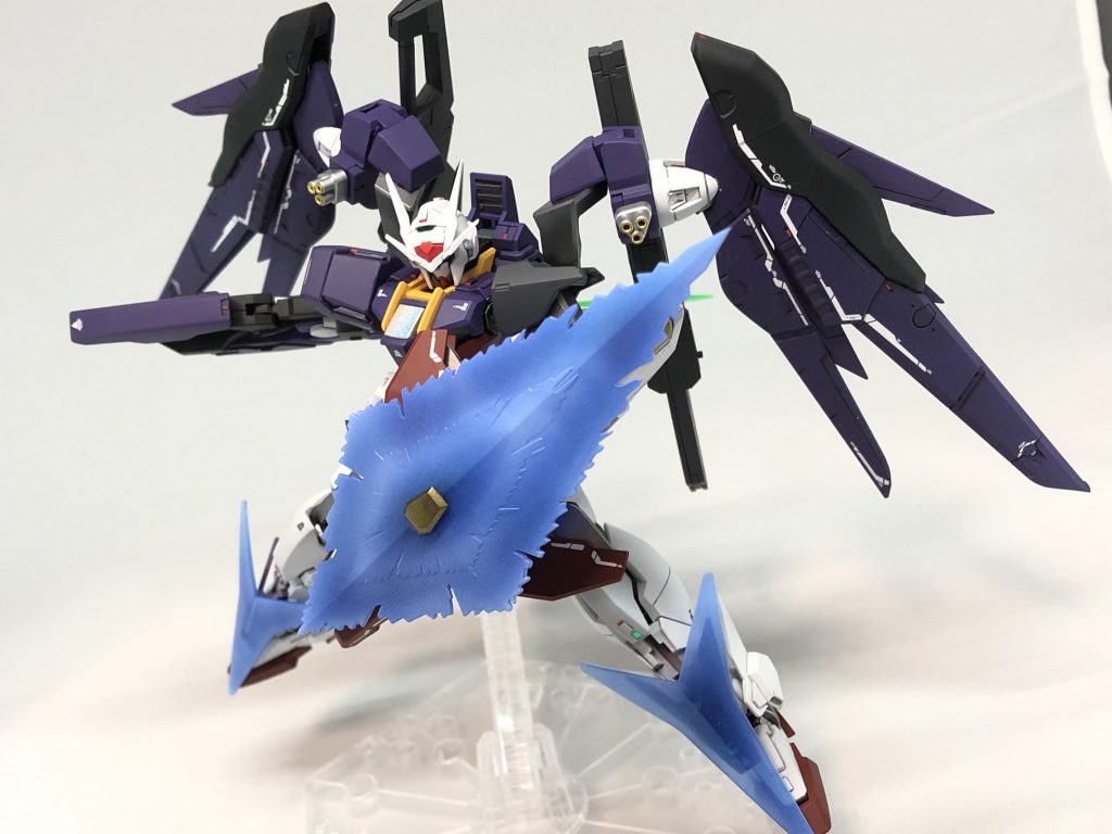 ワイヤーで射出、ビーム刃発生、ビームシールド発生ができます。
格闘、射撃、投擲、捕縛、不意打ち、防御等アイデア次第で何にでも使える武装です。