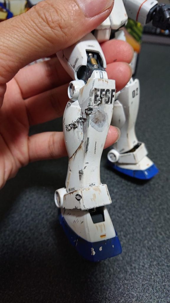 左半身のダメージ表現はシールドのみに留め、右膝と右肩を処理しました。やりすぎるとポンコツ風になってしまうので、大きなのはこれくらいです。