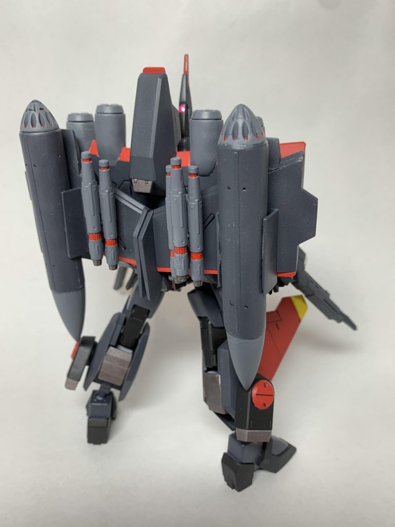 背中。
航空ミサイルランチャーはガンキャノン初期型×2とコトブキヤのエクステンドアーム07を使用しています。