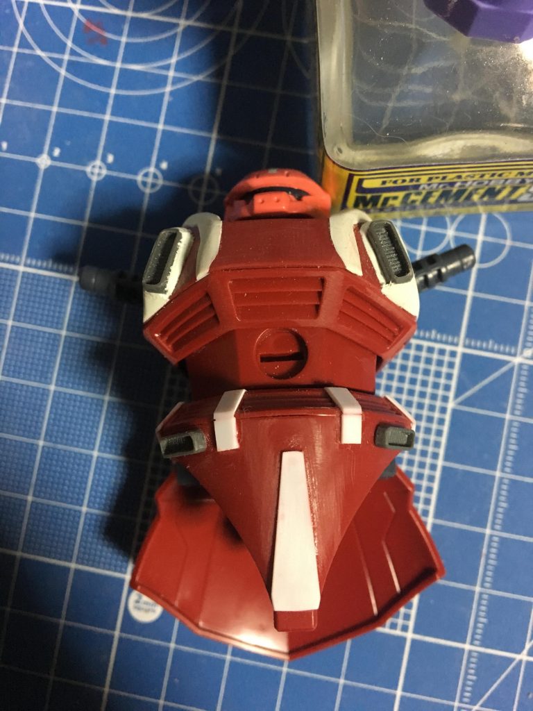 胴体部分のディテール追加作業
元キットがシャア専用しか無くて泣く泣くこのキットを使いました😅
全体的にプラ板で細かいとこのディテールを追加しています😄