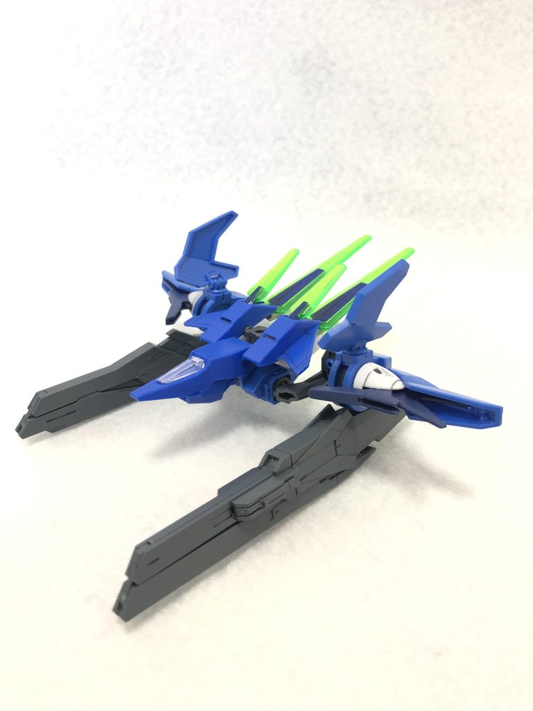 コアファイターです。ツインドライヴ搭載、武装はソードビット4つ、大型ソード、長距離ビーム砲と、機首下部のビームバルカンです。
どう考えても出力、火力共にコアファイターってレベルじゃねーぞ!?