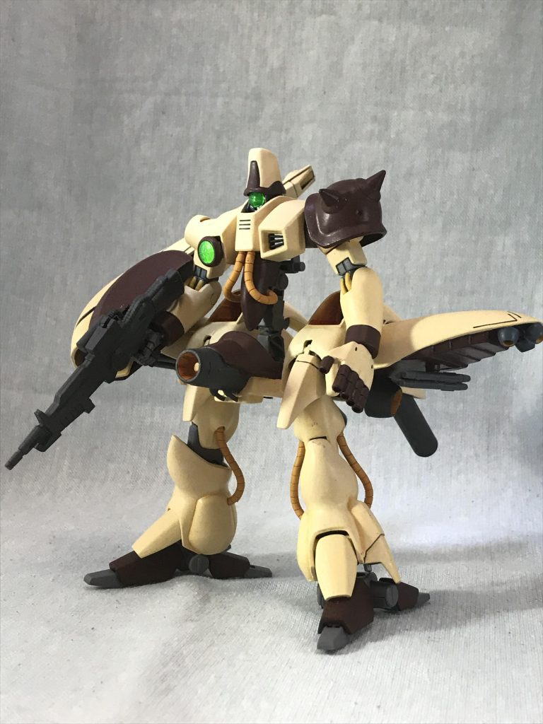 さて、こちらが前述された余り部品を出す原因となったものです。
名をガザVと言います。
その昔エルガイムというアニメにアトールVなるロボがおりまして、そちらにあやかった改造となります。
ガザC、ジャムルフィン、グフ(左手)、ザク(左肩)、バウ(ビームライフル、ミサイル)でファイブとなってますが実は左肩はグフのツノを切って短くしたやつなんです。