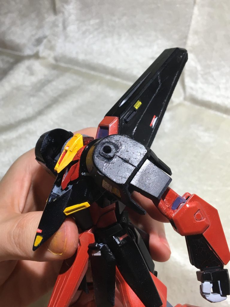 また、素組みのままだと設定通りの変形ができないので肩にポリキャップを仕込みここにシールドを接続できるよう加工しました。