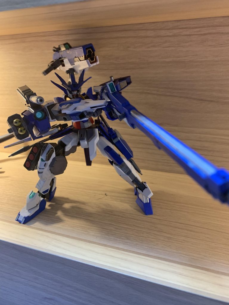 フルバースト
一応全砲門を同じ向きに向けることができます。ビームバスーカーは普段背中に装備してますが前に持ってきてヴァーチェと同じように使えます。
また狙撃時は右肩のスコープがたおされます。射程範囲はわかりません。