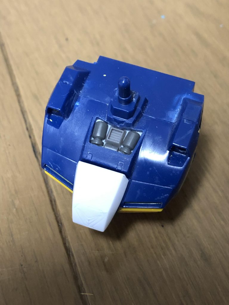 のっぺりした部分をくり抜き、ゴチャメカを入れます