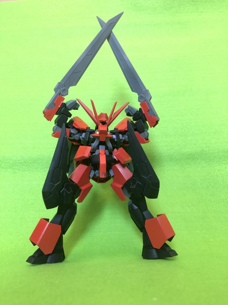 大きく張り出した膝。グレイズ改に付属する、クタン接続用パーツに、ダークマターブースターのパーツを接続しています。
このシールドで敵の攻撃を防ぎ、鋭利な先端は打突にも使用可能。