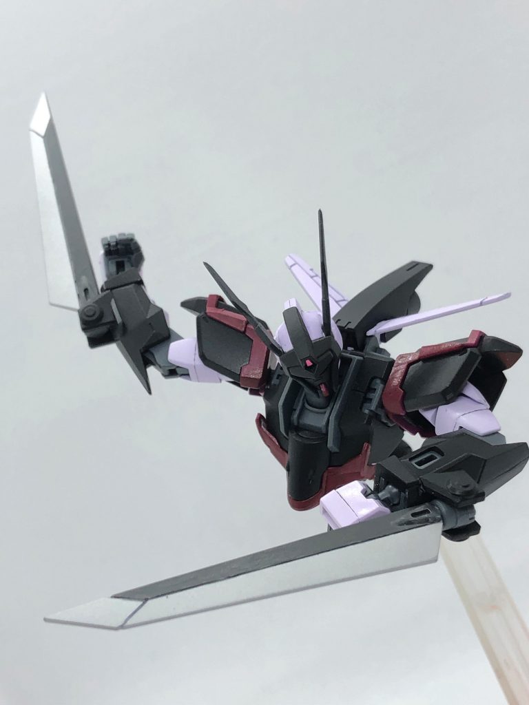 *チェストアードラ*
射撃武器のほとんどが下半身に集中してる為、攻撃方法が格闘に限定されるがミラージュコロイドのカモフラージュ能力との併用で姿を消しながら接近してくるうえ足がない分軌道が不規則なので戦闘能力は高い。
