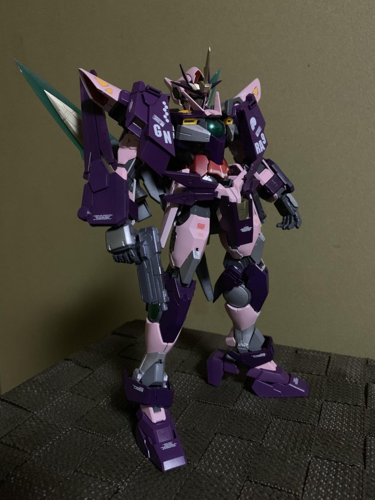 前回が爪先立ちだったので、今回はゴツめのブーツ感を出しました。