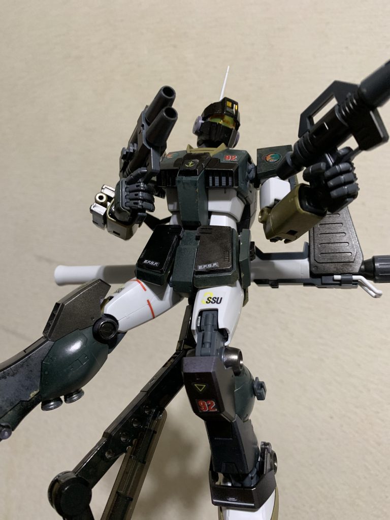 二丁拳銃みたいにスプレーガン持たせてみた。