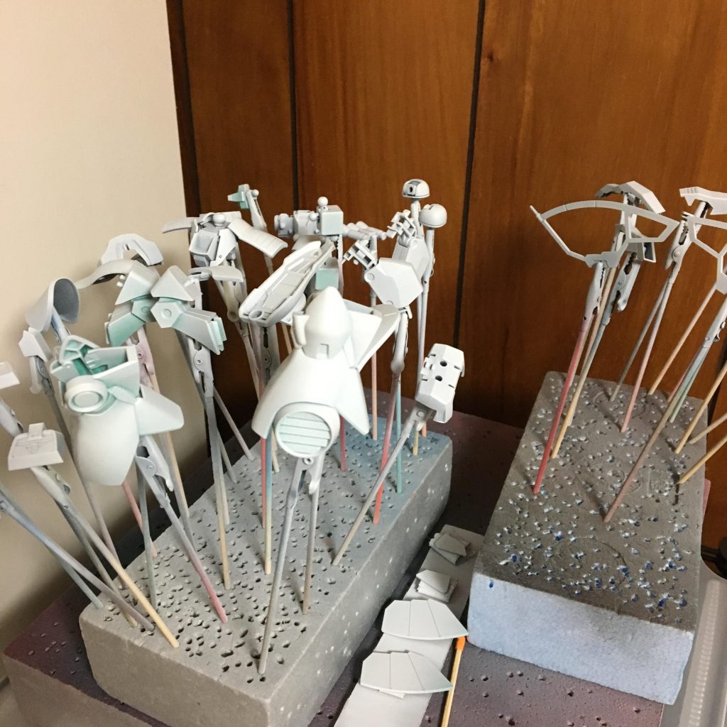 グレーのサーフェイサーの上にホワイトのサーフェイサーを吹きました