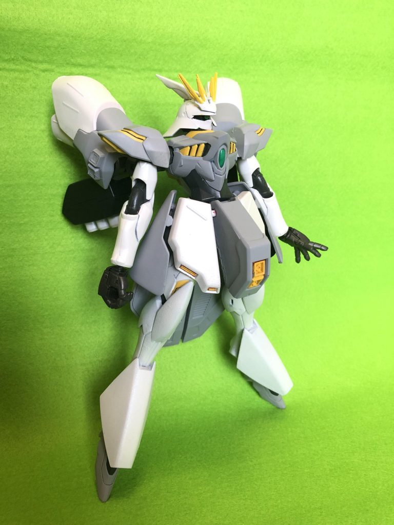 斜めから。
胴体、腕、腰の基部、太腿、足先はガンダムレギルス。
膝下から足首まではブレイヴです。その他は全て、サザビーのパーツで構成されています。