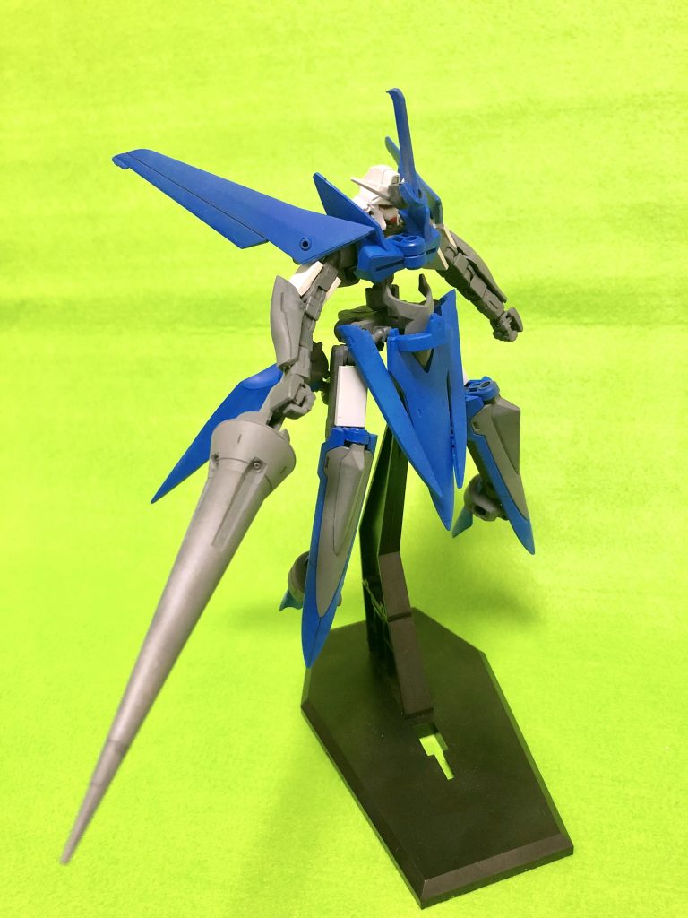 前面。
ほとんどブレイヴのパーツで構成されています。大腿部から、マスラオのバインダーをボールジョイントで接続。肩の羽はギャプランのブースターの物かと。頭部の角はランナーからの自作です。