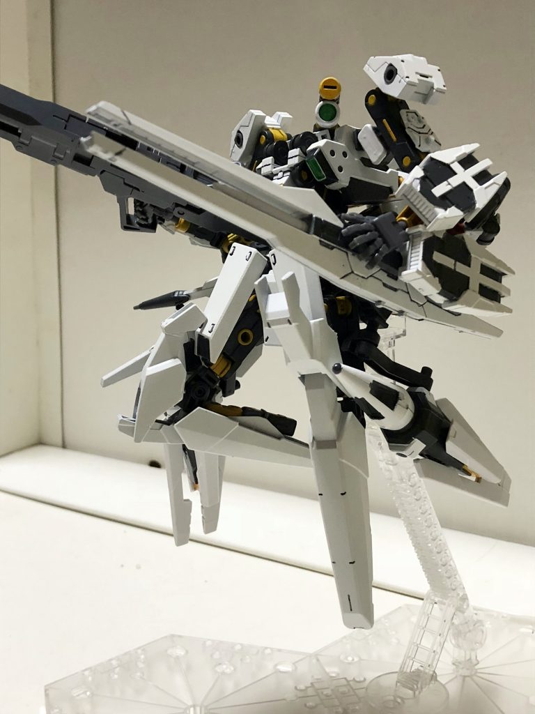 メイン火力の対艦レーザーブラスタ―。
並のＭＳの装甲程度なら一瞬で蒸発させるが取り回しが悪い。

最初は無難にビーム砲だったが『あの中央の棒はなんぞ？』ということになり
レーザー砲という設定になった。