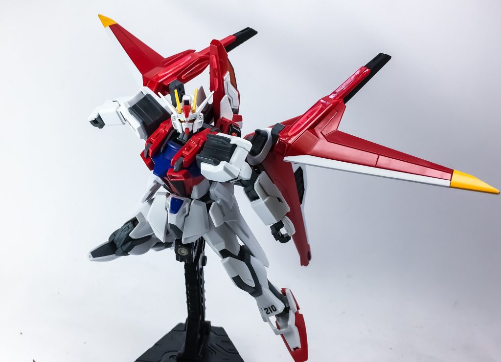 ## 完成！ストライクガンダムセイバー！

機首が上を向いているのは、分離時にコンマ1秒でも早く稼働するため···ではなく、大型ブースターに干渉しちゃうからです(ﾟﾛﾟ)