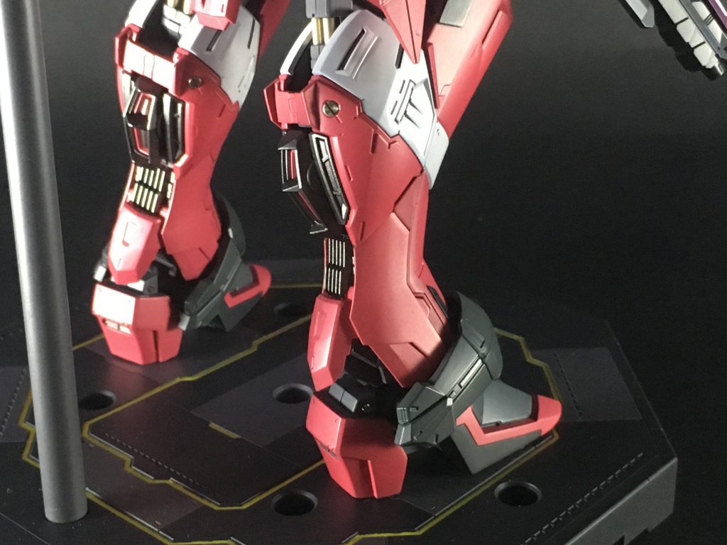 お気に入りの写真。
膝裏のシリンダーをプラ棒で置き換え。