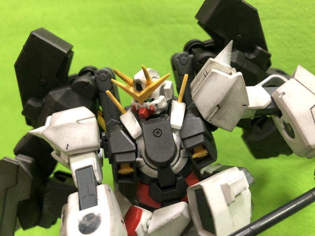 頭部は角を追加と、顔に赤い牙のようなパーツを追加してみました。結構印象が変わったかな、と。