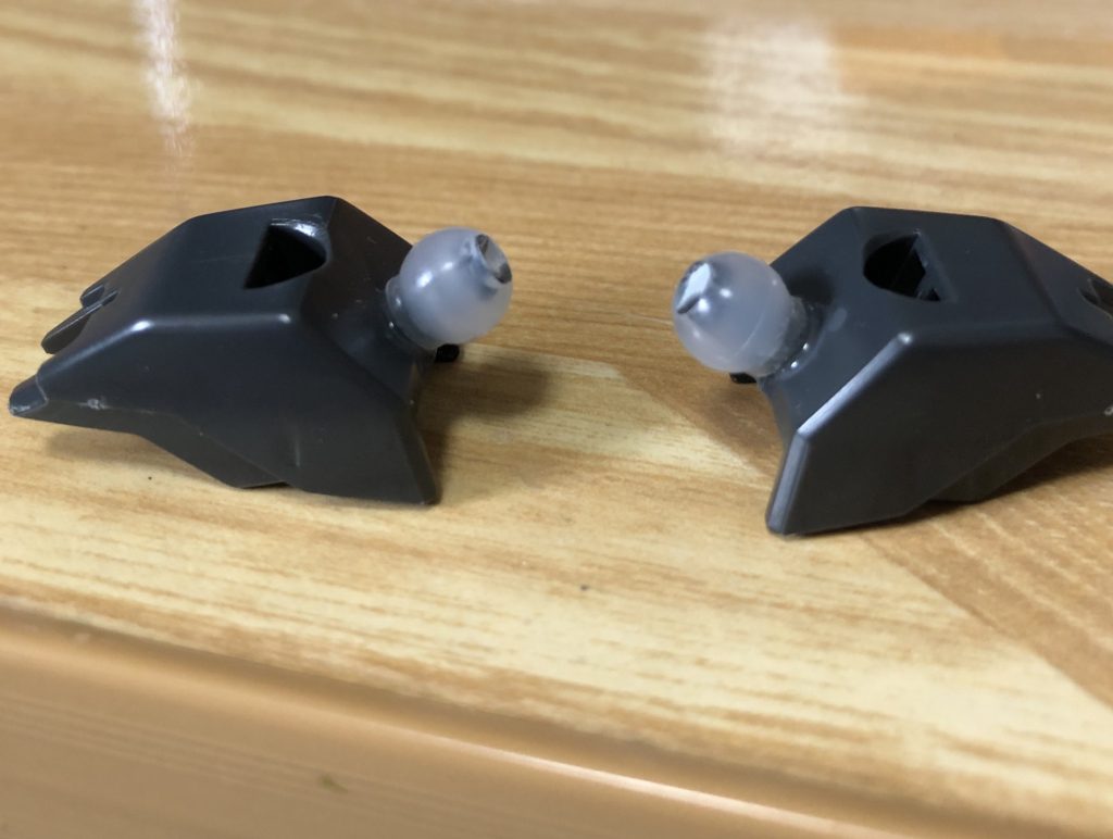 デスサイズヘル本来の肩軸を切り飛ばし、余っていたポリボールを接着する事でプチッガイに対応させました。ここにプチッガイの腕を取り付けています。