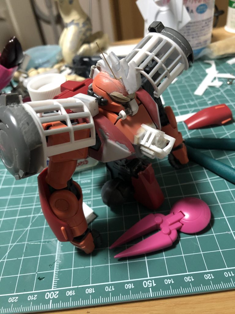 肩アーマーの製作中。
3mm角プラ棒や円形に切り出したプラ板などで構成。トサカはガンプラ改造1年目からやってるんだから進歩してない感ある…
胸部のビーム砲はプラ棒とプラ板で製作。
塗装しやすいようにパーツ分割を変更してます。