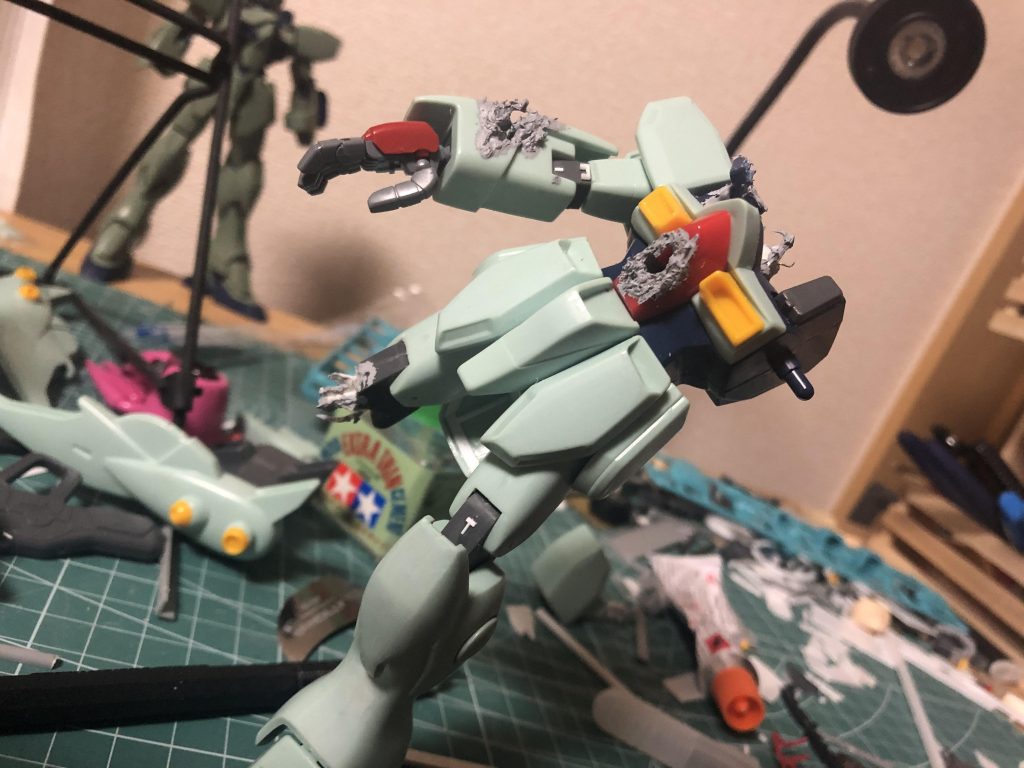 ガンブラスター土地。
これに更にダメージ追加してます。
可動域は必要ないので、こう言うときは旧キットでも全く問題ありません。