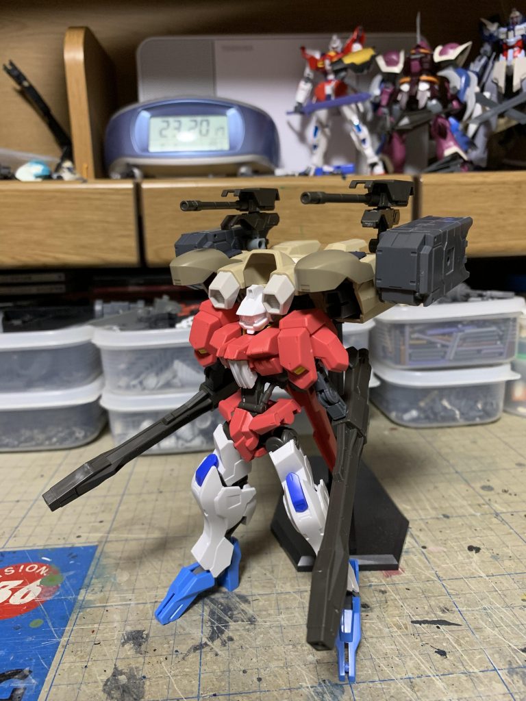 パーツや武装をあれこれ付け替え途中。