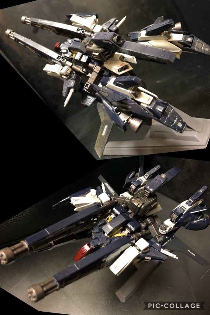 ※ ここでお待ちかねっ!!
可変機構の解説コーナーだよっ!!
① 機体背面のスタビナイザーを後方に反転、ジェットエンジンユニットを後方へ移動。
腕を折り畳む。
② 胸部ブロックを跳ね上げ、更にコクピットブロックを跳ね上げ頭部を収納する。
※ ここで注目っ!!コクピットブロックは機体の内部で頭部ユニットと繋がっており、コクピットブロックを跳ね上げると頭部が自動で収納されるのだっ!!
③ 腕部を折り畳み定位置へ。