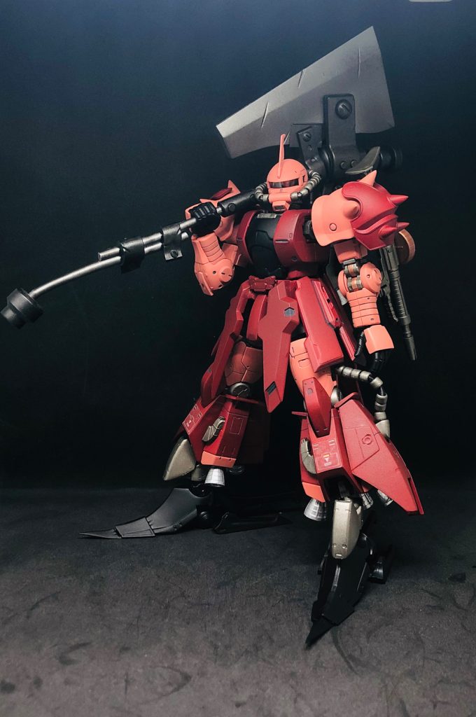 断頭台この機体の代名詞とも言える超大型の戦斧。ギロチンのような刃が付いてる事から断頭台と名付けられた。実は帝国軍が製造した武器ではなく、シアンがとあるカナド人の行商人から購入した物である。刃の素材は旧歴時代に使われていたスーパーカーボンで出来ており、現代では製造できない強度と切れ味を持つ。