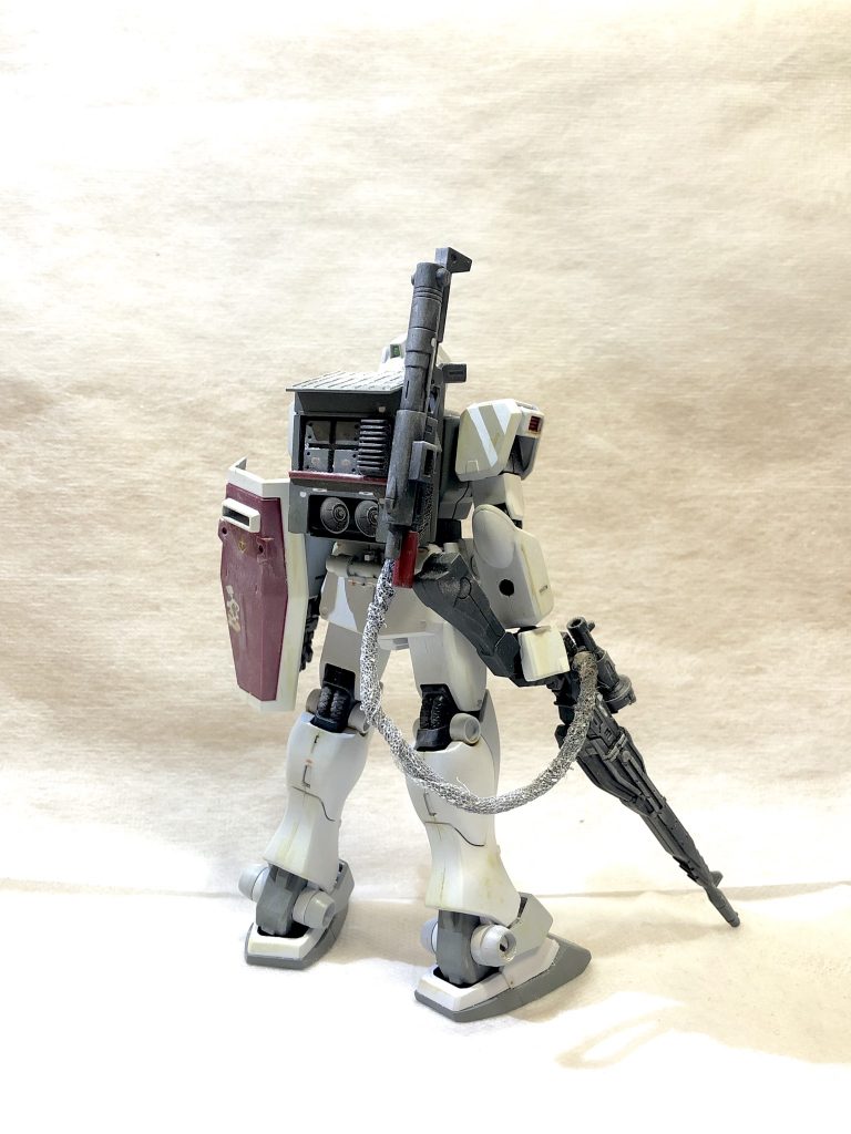 ランドセルはビームスナイパーライフル対応のモノに換装し、防寒仕様のケーブルによりライフルにエネルギー供給を行います。
側面には寒ジム専用マシンガンをマウント出来るようにしました。
イメージとしてはジムスナイパーのランドセルを参考に、尚且つ寒冷地で長時間待機、潜伏する際の積雪を考慮し、雪が落ちやすい屋根形状になっております。