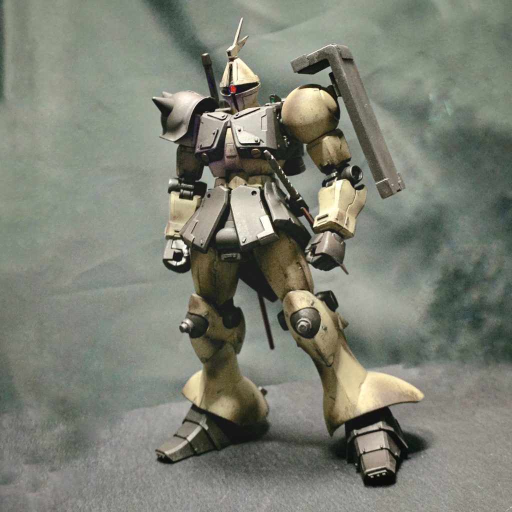 『ギャン 陸戦型』は、撤退戦の殿を担い続け、終戦までを生き抜いたある士官の乗機である。
便宜上陸戦型と呼称しているが、マ・クベの駆った先行試作機と基本的に差異はなく、満足な補給を受けられない撤退戦の中で現地改修、適応化させた機体。