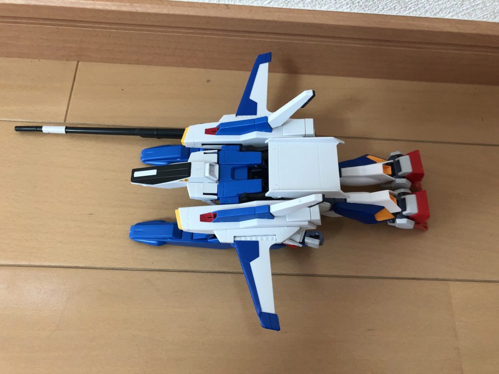 フライヤー形態

この状態からMSに変形すると、機首が排除されてしまうので、再変形は不可。

MSは旧アナハイム製。Gディフェンサーは巨大MSプラントによるレプリカ。