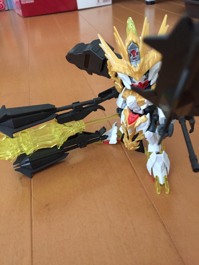 馬超バルバトスのメイスの先端に穴があったので第4形態のメイスの柄が折れてしまったやつを差し込みパイルバンカー風にしました
左右のピンにツインメイスをジョイント使ってマウントもして強化