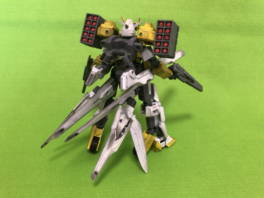 背面。ヴェスバーはDXのサテライトキャノン、バインダーはバインダーガンと、ブレイヴの羽。腕装甲と脚部のローラーにはレゴブロックを加工して使用しました。