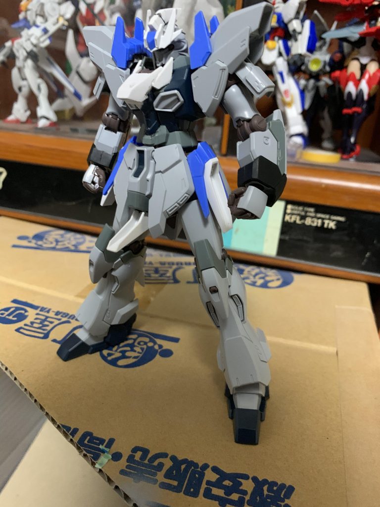 微調整して切り貼り。メインカメラや胴体の追加パーツなど、基本的にはハイニューブレイブを使用しています。
角のみブレイブのを壊してしまった為、余っていたインフラックスの角を流用しています。